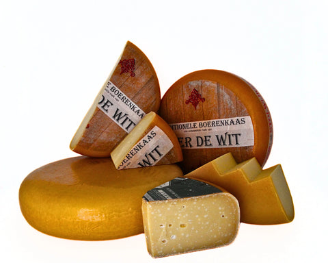 Een volle intense smaak, zo kunnen wij onze boerenkazen het best omschrijven! Ze zijn op de boerderij gemaakt, en is niet alleen lekker op brood maar ook aan te raden in gerechten zoals stamppot en quiches.